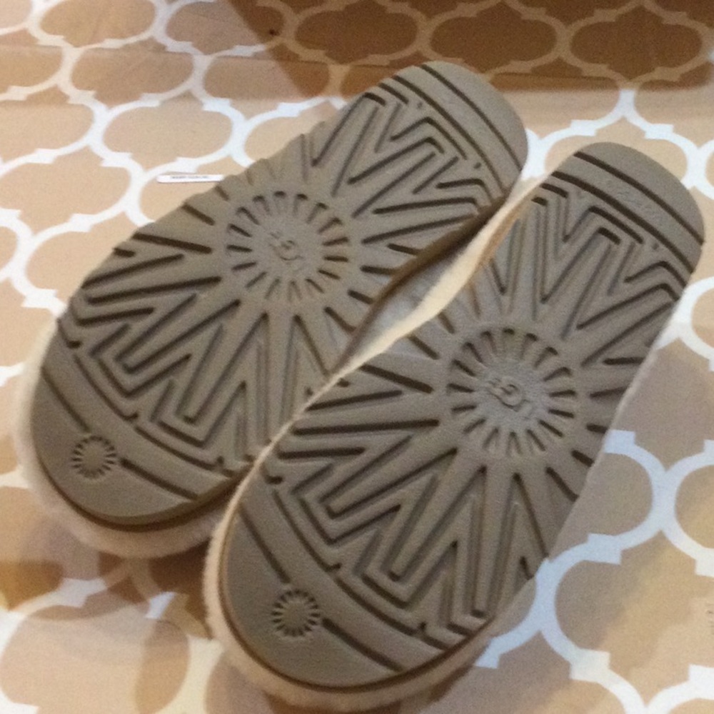 UGG Cream Shearling Slip-On Clog Mules - Picture 2 of 6